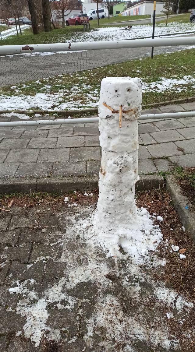 Sněhulák vyrobený i když je málo sněhu
